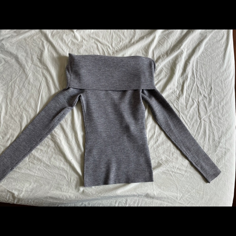 Aritzia Wilfred off shoulder grey sweater size Xs